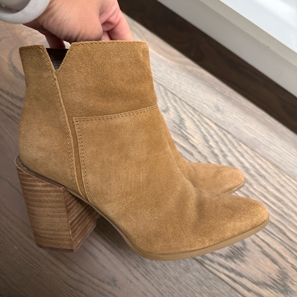 Beautiful suede Nine West booties